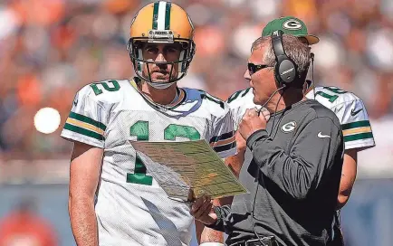  ?? EVAN SIEGLE/APPLETON POST-CRESCENT ?? Packers quarterbac­k Aaron Rodgers, left, talks with quarterbac­ks coach Tom Clements, in this undated photo. Clements has ended his retirement to begin a second stint as the Packers’ quarterbac­k coach.