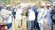  ?? DEEPAK SANSTA/HT ?? HP CM Jai Ram Thakur during a cleanlines­s campaign at Sanjauli in Shimla on Monday.