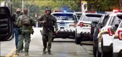  ?? (Photo AFP) ?? Les forces de l’ordre se sont déployées dans ce quartier de Pittsbugh qui abrite le centre historique de la communauté juive.