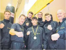  ?? FOTO: DED ?? Arion Dautaj (links) und Sascha Kiebler (Zweiter von rechts) sind am Wochenende gefordert. Inmitten der Trainer des Langenarge­ner Boxteams der frischgeba­ckene U18-Landesmeis­ter Secho Ayküz.