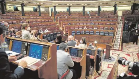  ?? JAIME GARCÍA ?? La bancada socialista del Congreso, en primer plano, al fondo la bancada popular