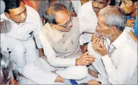  ?? PTI ?? Madhya Pradesh chief minister Shivraj Singh Chouhan consoles family members of a deceased farmer, killed in the recent police firing, at Lodh village in Mandsaur district on Wednesday.