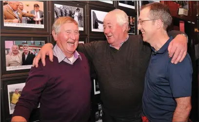  ?? Photos le Declan Malone ?? Tony Ó Sé (Capt 1970), Tomás Misteál (Capt 1976) agus Richie Ó Mathúna (Capt 1991) ag an oíche ceiliúradh a bhí ag Cumann Caide na Gaeltacht i tigh Pháidí Uí Shé.