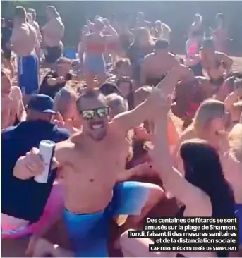  ?? CAPTURE D’ÉCRAN TIRÉE DE SNAPCHAT ?? Des centaines de fêtards se sont amusés sur la plage de Shannon, lundi, faisant fi des mesures sanitaires