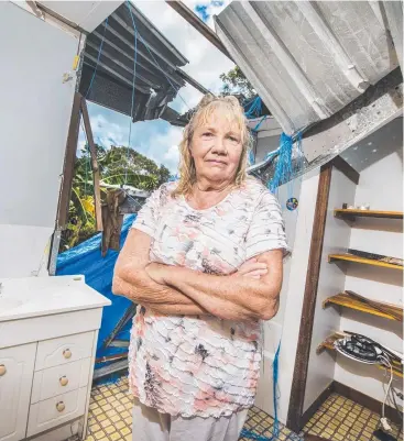  ?? Picture: NIGEL HALLETT ?? POSITIVE OUTCOME: Glenys Mitchell at her damaged home in Yeppoon