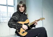  ??  ?? Tocco delicato Mike Stern, 64 anni originario di Boston. Ha suonato con Miles Davis, Dave Weckl, David Sanborn, Jaco Pastorius