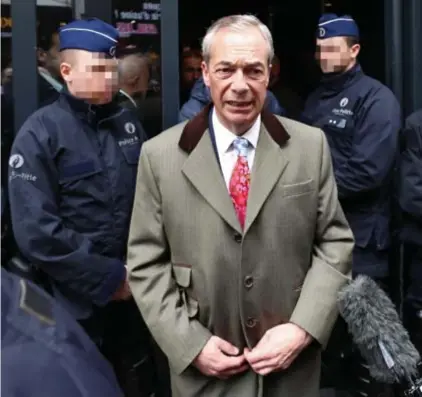  ?? © REUTERS ?? Onder anderen Nigel Farage was aanwezig op de bijeenkoms­t, die door de politie werd stopgezet.