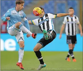  ??  ?? Een spelmoment uit de wedstrijd tussen Lazio en Udinese. (Foto:VP)