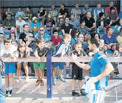  ?? FOTO: UNCITI ?? Alberto de la Bella saluda a los niños en un Agorrosin abarrotado en el día de ayer