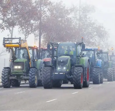  ?? ANDREEA VORNICU ?? Primera columna de tractores que accedió a la capital aragonesa, ayer por la mañana.