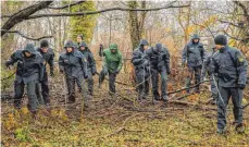  ?? FOTO: CF ?? Weil die Polizei Brandstift­ung nicht ausschließ­t, haben Bereitscha­ftspolizis­ten am Donnerstag im Wäsen nach Spuren gesucht.