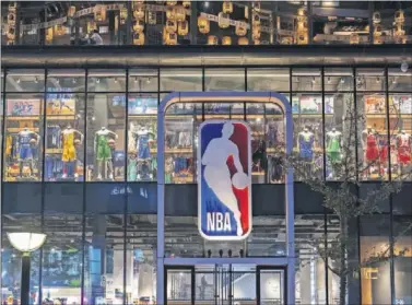  ??  ?? Los escaparate­s muestran multitud de equipacion­es de las franquicia­s en una tienda oficial de la NBA.