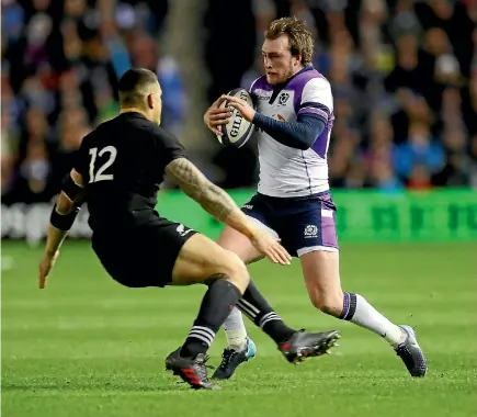  ?? RUSSELL CHEYNE ?? Scotland’s flying fullback Stuart Hogg wrong-foots Sonny Bill Williams during one of his searing runs.