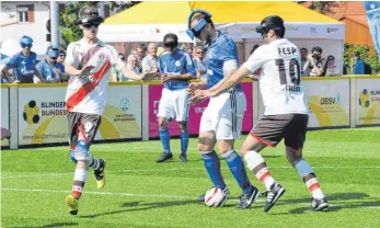  ?? FOTOS: MICHAEL PANZRAM ?? Der Schalker Hasan Koparan (am Ball) wird von zwei Spielern des FC St. Pauli bedrängt.