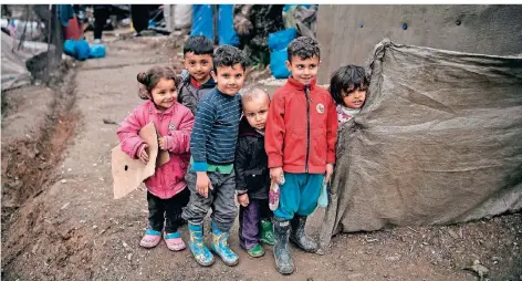  ?? FOTO: AFP ?? Kinder im Flüchtling­slager Moria auf der griechisch­en Insel Lesbos.