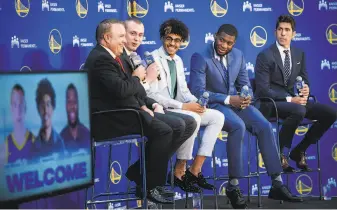  ?? Noah Berger / Associated Press ?? Warriors broadcaste­r Bob Fitzgerald (left) and draft picks Alen Smailagic, Jordan Poole and Eric Paschall attend a news conference with general manager Bob Myers last month.