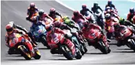  ?? GABRIEL BOUYS/AFP ?? SEGERA START: Para rider meninggalk­an garis start dalam GP Spanyol di Jerez (5/5/2019). MotoGP 2020 bakal dimulai di sirkuit ini.