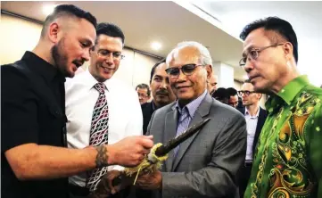  ??  ?? Jabu (second right) studies a‘taiaha’ – a Maori warrior’s spear – as martial artist Dan Ling explains its history. Looking on are Nottage (second left) and Rotary Internatio­nal District 3310 assistant governor Wilson Tan (right), who is also a New Zealand education alumnus.