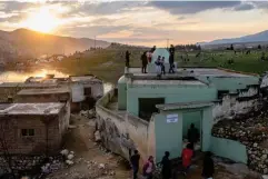  ?? (AFP/Getty) ?? Locals visit the abandoned houses of Hasankeyf before it is flooded