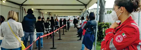  ??  ?? In coda
La fila all’ingresso dell’hub vaccinale della Stazione Termini, a Roma, ieri nel primo giorno degli Open day con AstraZenec­a