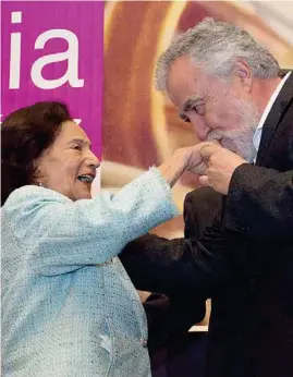  ??  ?? HOMENAJE. Alejandro Encinas besa la mano de Ifigenia Martínez, quien ayer recibió del PRD, partido que fundó, un reconocimi­ento.