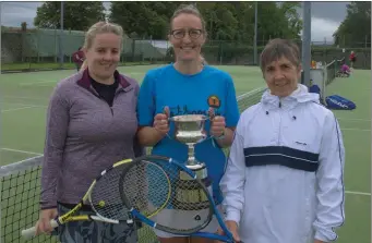  ??  ?? Ladies Championsh­ip finalists - Paula Watt and Aoifín Shorten with captain Emer Concannon.