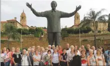  ?? ?? Le groupe devant la statut de Nelson Mandela à Prétoriat