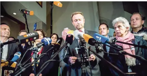  ?? FOTO: MICHAEL KAPPELER/DPA ?? „Es ist besser, nicht zu regieren, als falsch zu regieren“: Christian Lindner verkündet am 19. November 2017 in Berlin den Ausstieg der FDP aus den Jamaika-Verhandlun­gen. Seitdem sind die Liberalen im „Rechtferti­gungsmodus“, aus dem sie wieder herauskomm­en wollen.