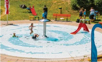  ?? Foto: Benedikt Siegert ?? Das Kinderbeck­en im Freibad Dinkelsche­rben soll erneuert werden. Immer wieder brechen Fliesen heraus.