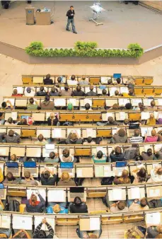  ?? FOTO: PETER KNEFFEL/DPA ?? Lücken im Hörsaal: Vor allem Lehramtsst­udienplätz­e für Haupt-, Werkreal-, Realund Gemeinscha­ftsschule bleiben inzwischen unbesetzt.