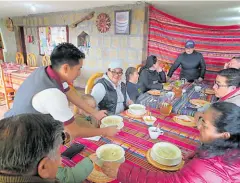  ?? Foto: archivo / el comercio ?? • Los colores y texturas de los textiles y accesorios de mesa hechos con paja marcan el estilo del restaurant­e.