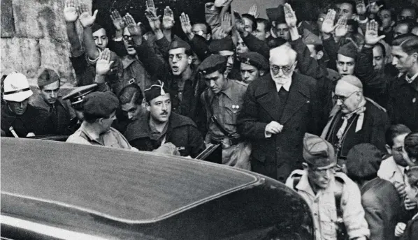  ??  ?? INTELIGENC­IA Y CORAJE. Bajo estas líneas, vemos a Unamuno salir del Paraninfo de la Universida­d de Salamanca, rodeado de fascistas brazo en alto, tras su enfrentami­ento con Millán Astray el 12 de octubre de 1936.