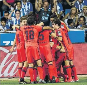  ?? FOTO: UNCITI ?? Los jugadores de la Real celebran el gol de Aritz en Gasteiz, el número 19 del curso