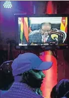  ?? PHILIMON BULAWAYO / REUTERS ?? Mugabe, en la televisión pública