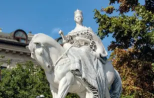  ??  ?? Statue équestre de la reine MarieThérè­se dans le Ludovit Stur square, à Bratislava.