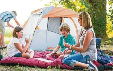  ??  ?? Vor allem beim Campingurl­aub sind platzspare­nde Spiele für unterwegs gefragt. Foto: istock