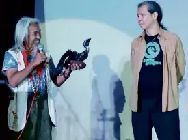  ??  ?? KIDLAT Tahimik, aka Eric de Guia, receives special award from Teddy Co, NCCA National Committee on Cinema officer.