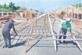  ?? RICARDO FLETE ?? Trabajador­es arman casetas de la Feria Ecoturísti­ca.