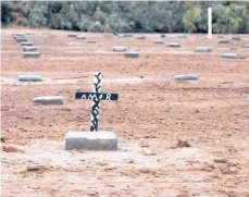  ?? /ARCHIVO ?? Tumbas sin nombre de más de 500 inmigrante­s, en el cementerio Terrace Park, del sur de California.