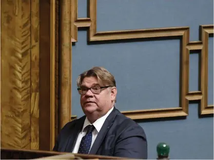  ?? FOTO: LEHTIKUVA/HEIKKI SAUKKOMAA ?? ■ Min linje i abortfråga­n har varit känd i 30 år, lät utrikesmin­ister Timo Soini (Blå) förstå i går i riksdagen.