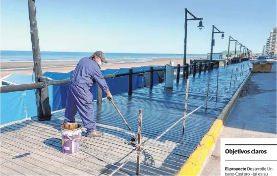  ?? FOTOS: PRENSA MONTE HERMOSO Y ARCHIVO LA NUEVA. ?? UNO DE los objetivos es reducir el costo de mantenimie­nto de la rambla de madera, que hoy demanda muchos recursos.