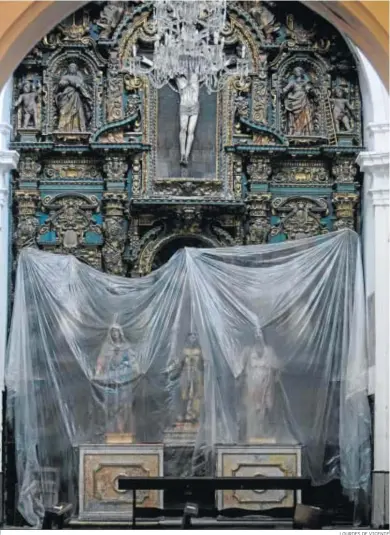  ?? LOURDES DE VICENTE ?? El altar de San Luis de la iglesia de San Francisco luce cubierto por plásticos por unas obras.