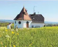  ??  ?? Wundervoll idyllisch liegt die Gangolfska­pelle. St. Gangolf ist der Kirchenpat­ron von Wolpertswe­nde.