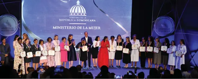  ?? D. POLANCO ?? El presidente Luis Abinader, la ministra de la mujer, Mayra Jiménez, la primera dama Raquel Arbaje y la vicepresid­enta Raquel Peña entregaron los reconocimi­entos.