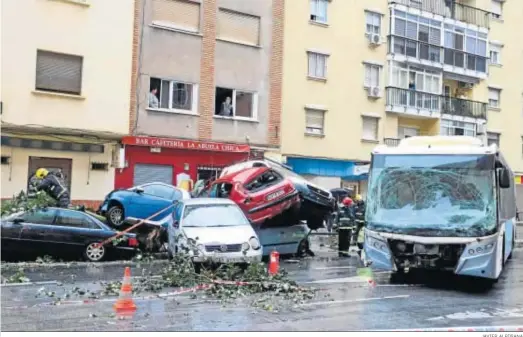  ?? JAVIER ALBIÑANA ?? Los efectivos de Bomberos de Málaga trabajando en el lugar del accidente provocado por un autobús sin control, ayer.