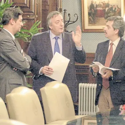  ?? ?? Otros tiempos. Rosatti, ministro de Justicia, habla en 2004, con Néstor Kirchner y Alberto Fernández.