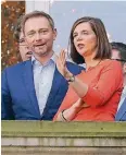  ??  ?? FDP-Chef Christian Lindner mit GrünenFrak­tionschefi­n Katrin Göring-Eckardt auf dem Balkon der Parlamenta­rischen Gesellscha­ft in Berlin.