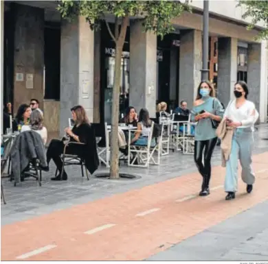  ?? RAFA DEL BARRIO ?? Dos jóvenes pasean por la Gran Vía de la capital onubense durante la jornada de ayer.