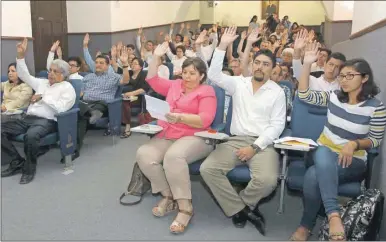  ??  ?? La votación de ayer en la sesión ordinaria del XVII Consejo Universita­rio de la Uady, cuyo informe financiero de 2016 tuvo un balance positivo