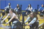  ?? JOSEPH PHELAN — JPHELAN@DIGITALFIR­STMEDIA.COM ?? Seventh graders at Maple Avenue Middle School had a lesson in rowing this week.